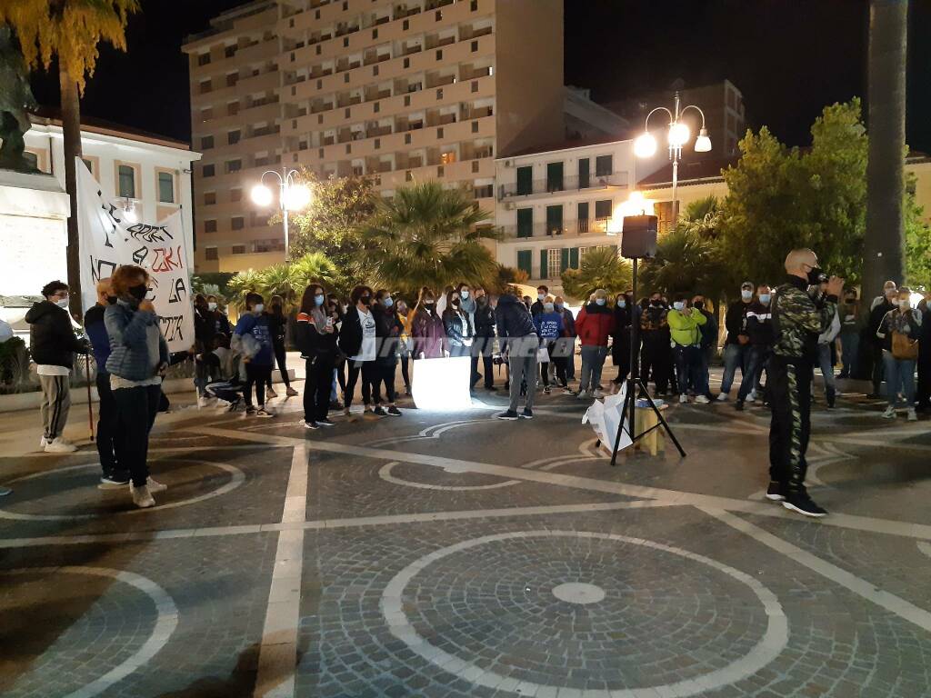 Manifestazione chiusura locali Termoli