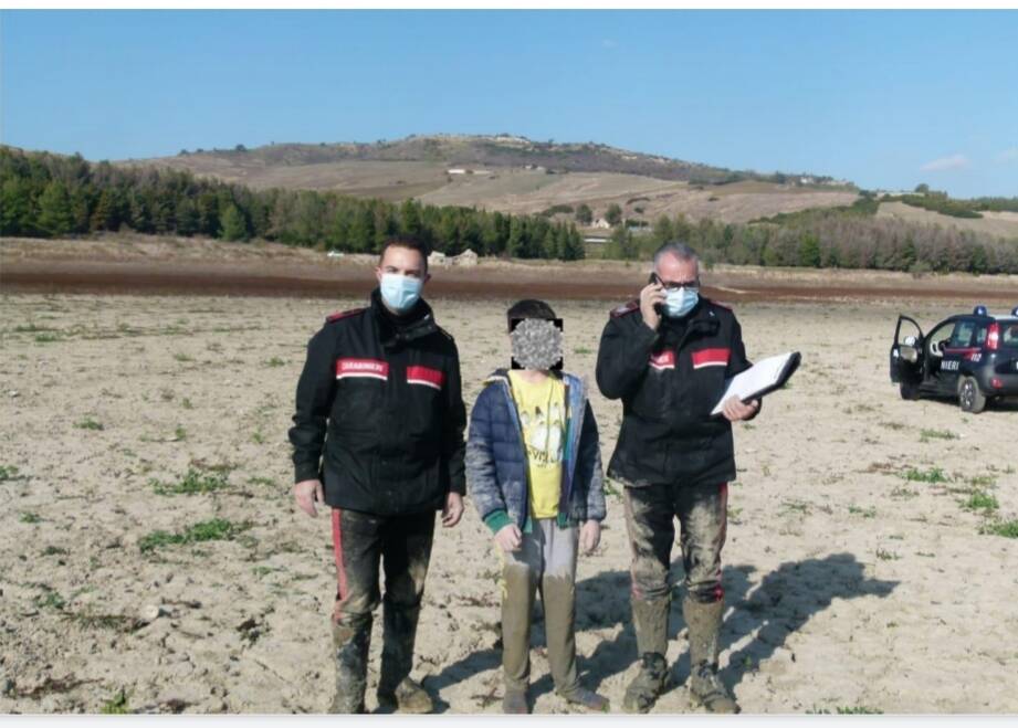 Il salvataggio del bambino dal fango al lago di Guardialfiera