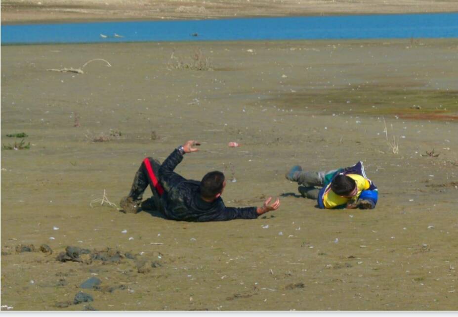 Il salvataggio del bambino dal fango al lago di Guardialfiera