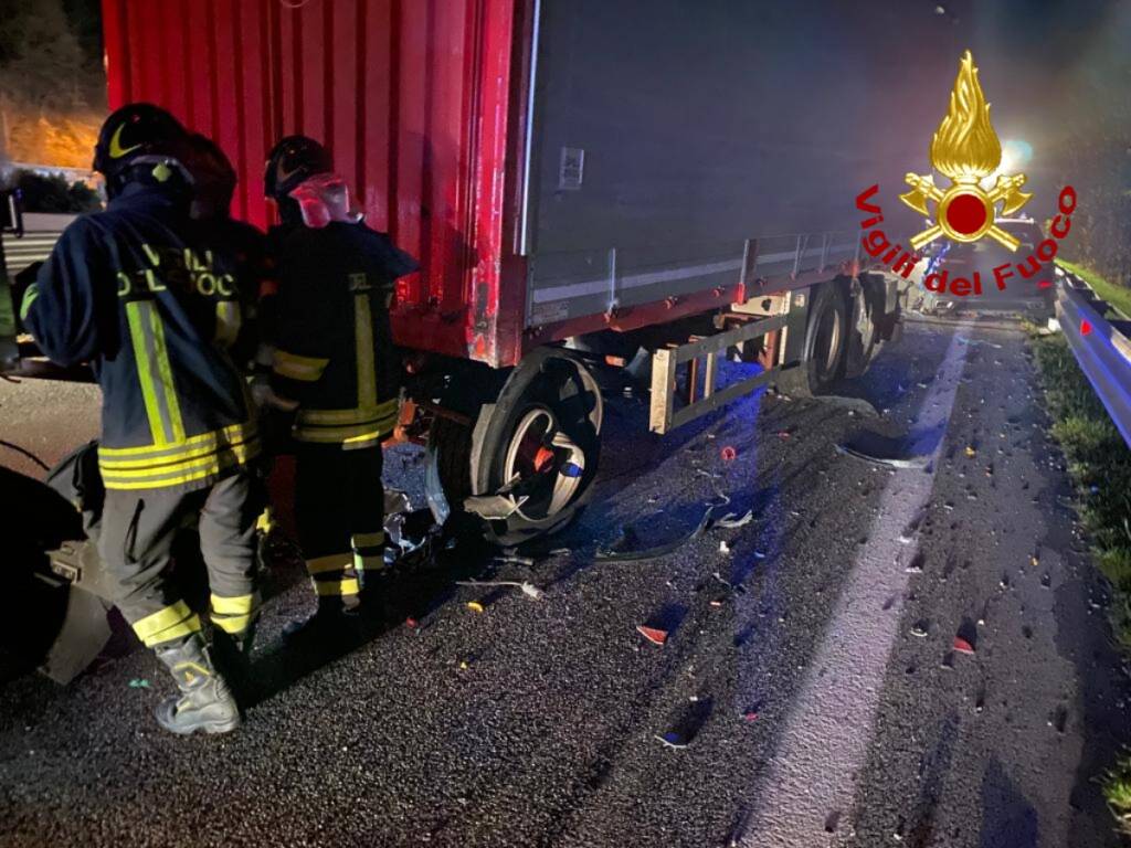 incidente tir vigili fuoco