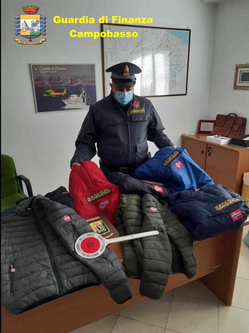 guardia di finanza capi contraffatti