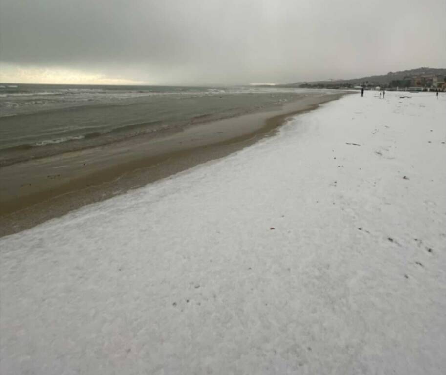 Neve mare vasto spiaggia bianca magia 