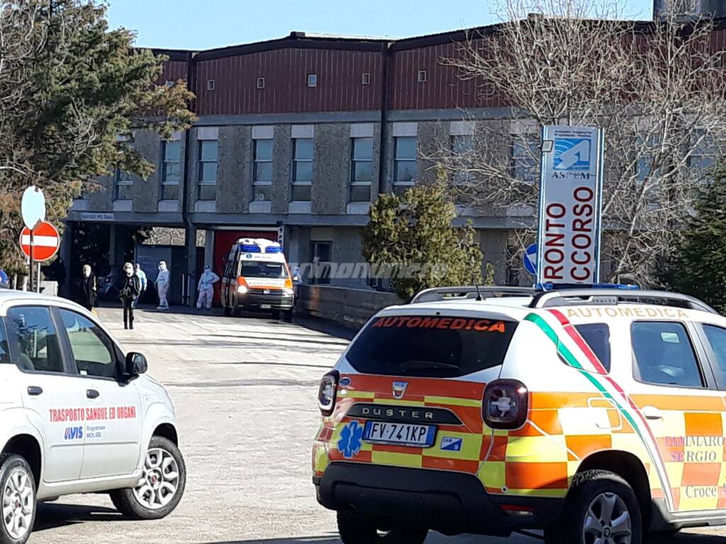 Ambulanza covid pronto soccorso ospedale Cardarelli 