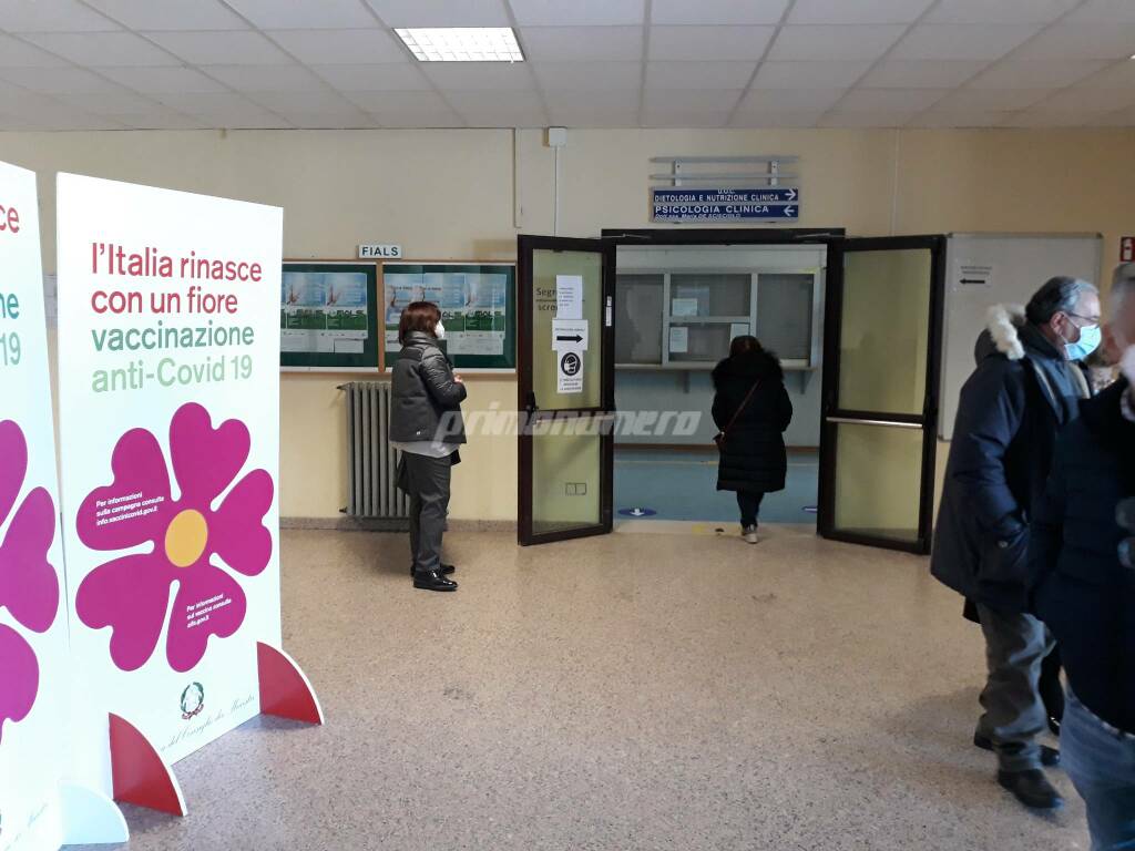 Vaccini covid anziani over 80 ospedale Cardarelli 