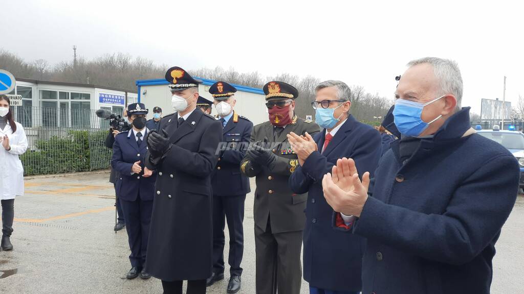 Omaggio Polizia operatrici ospedale Cardarelli Campobasso 