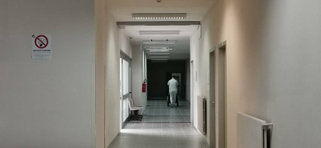 Ospedale Vietri portantino corridoio 