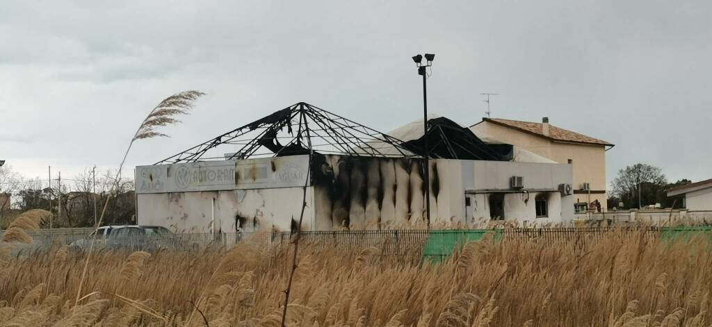 Concessionaria auto incendio auto carbonizzate fuoco Montenero di Bisaccia Statale 16 i