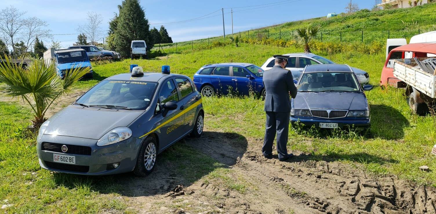 finanza discarica auto montenero 