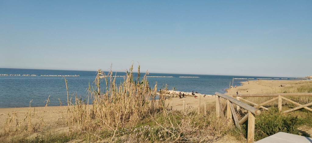 Lungomare primavera spiaggia mare azzurro termoli area fitness famiglie comitive 