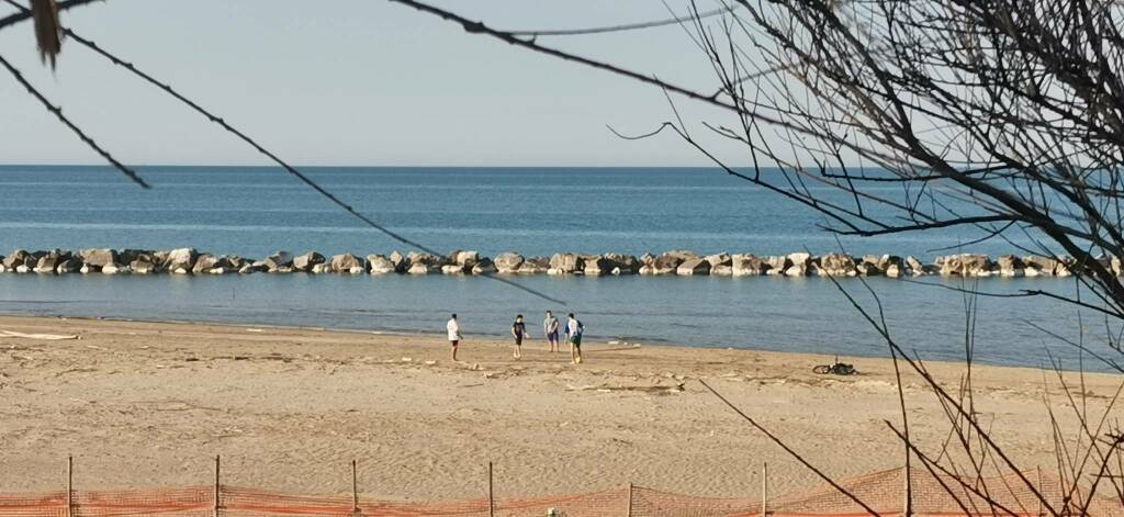 Lungomare primavera spiaggia mare azzurro termoli area fitness famiglie comitive 