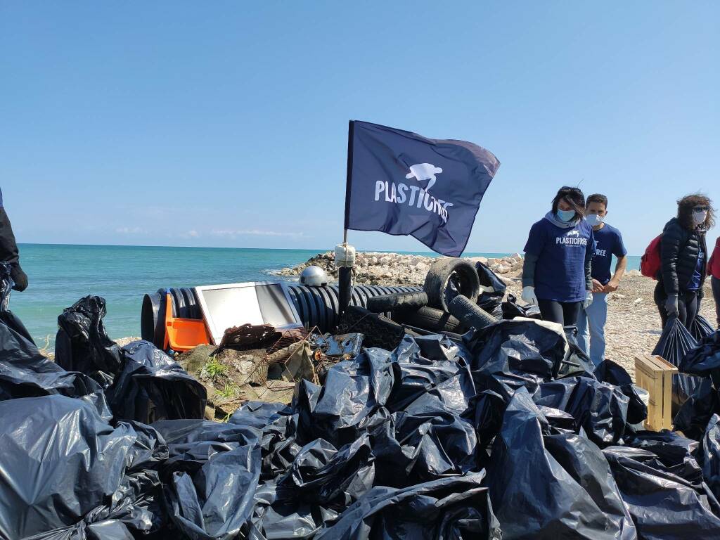 plastic free raccolta rifiuti spiaggia montenero 2021