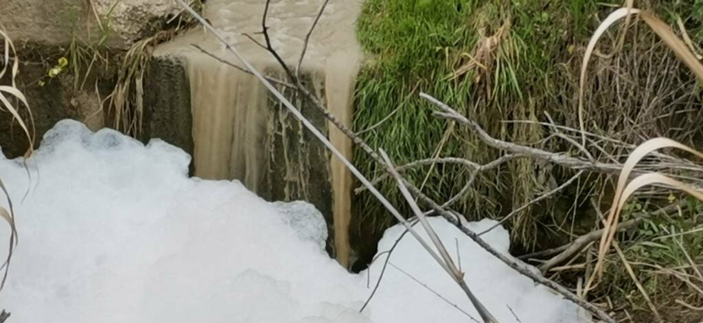 Schiuma torrente biferno inquinato detersivi ambiente depuratore  