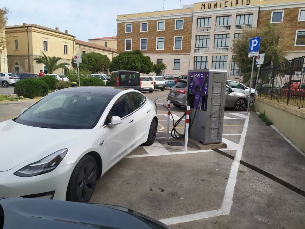 colonnina ricarica elettrica piazza sant'antonio tesla