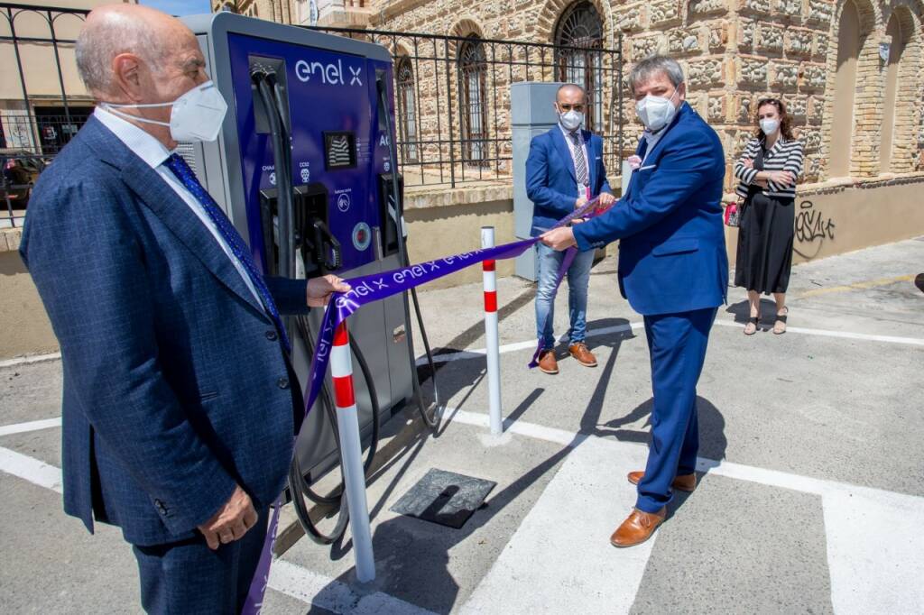 colonnina ricarica auto elettrica piazza sant antonio inaugurazione