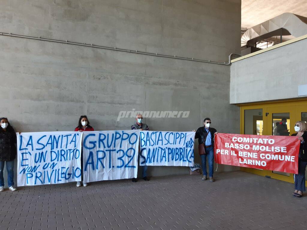 protesta striscioni sanità vietri