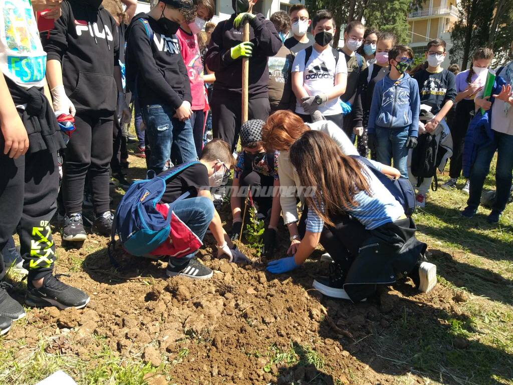 Studenti al parco per piantumare alberi