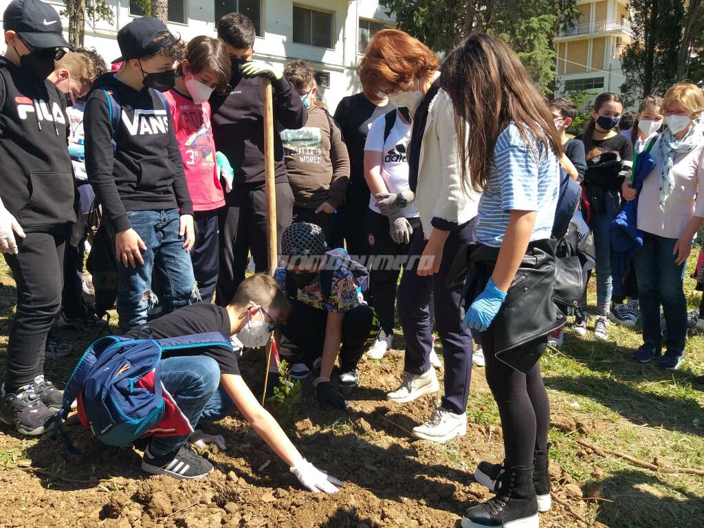 Studenti al parco per piantumare alberi