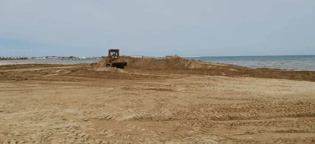 Torrente riovivo lavori sbancamento sabbia ruspa mare termoli 
