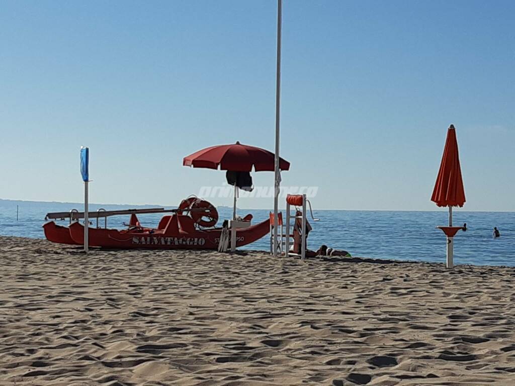 Bagnini spiaggia torretta pattino