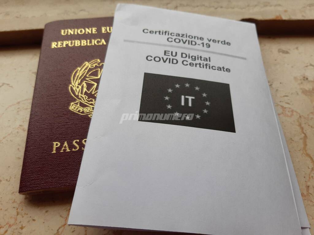 Green pass certificazione verde viaggia passaporto carta d'identità