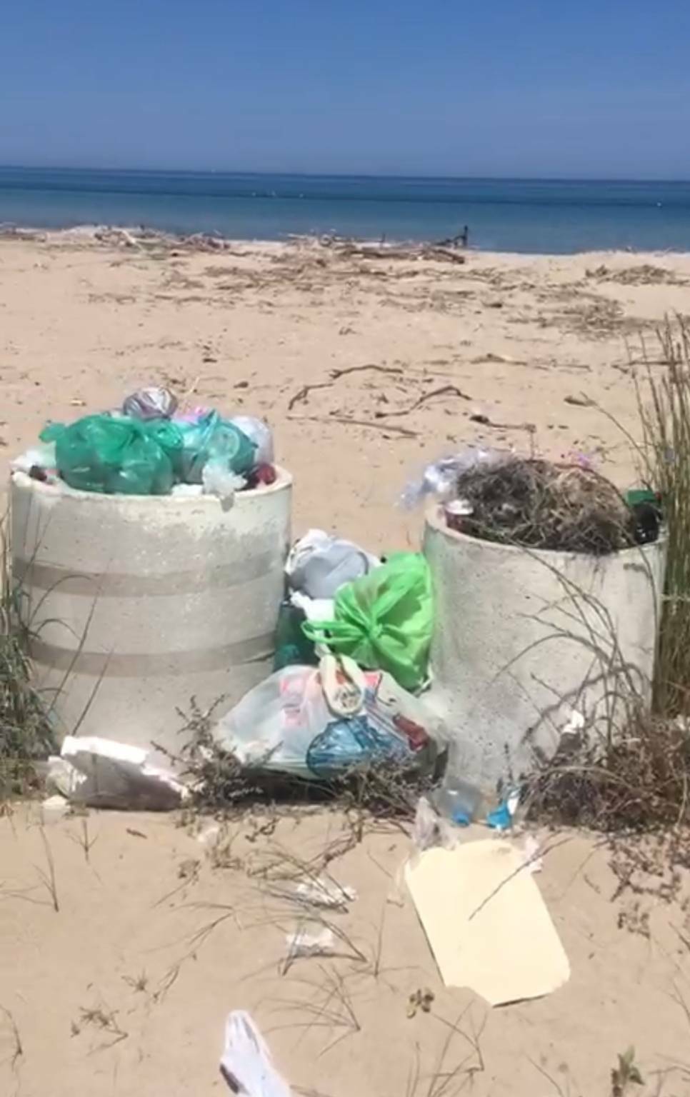 Spiaggia libera Petacciato sporcizia rifiuti