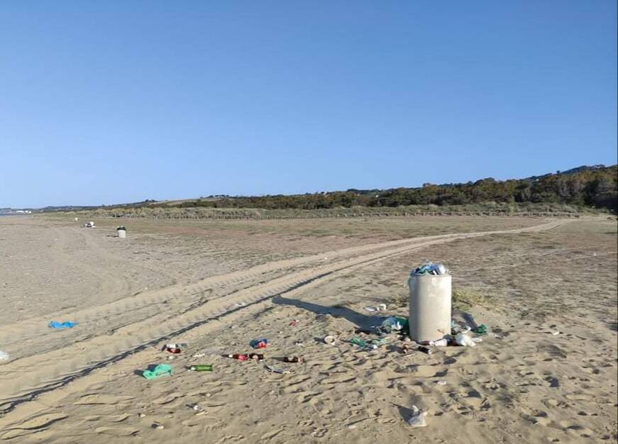 Spiaggia libera Petacciato sporcizia rifiuti
