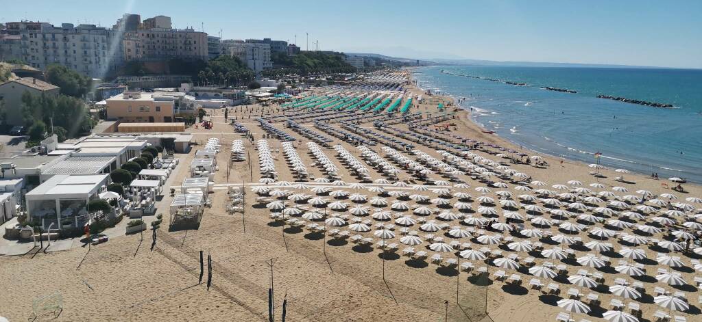 Spiaggia turismo ombrelloni pienone mare belvedere 