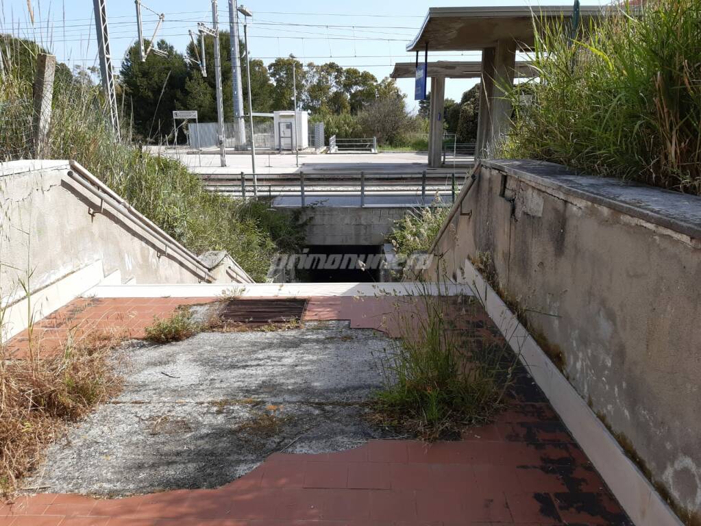 sottopassaggio ferroviario Sporcizia Petacciato marina