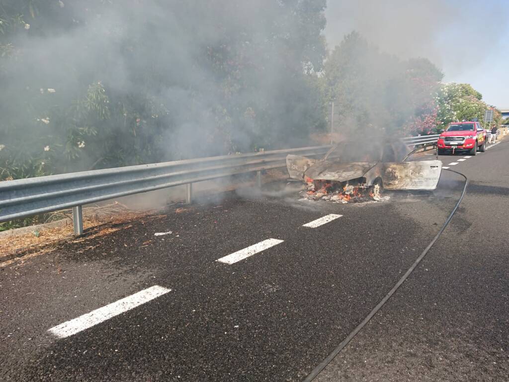 auto a fuoco autostrada