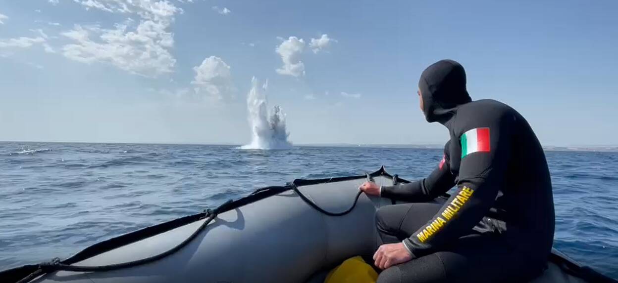 brillamento ordigni marina miliare mezzo anfibio mare