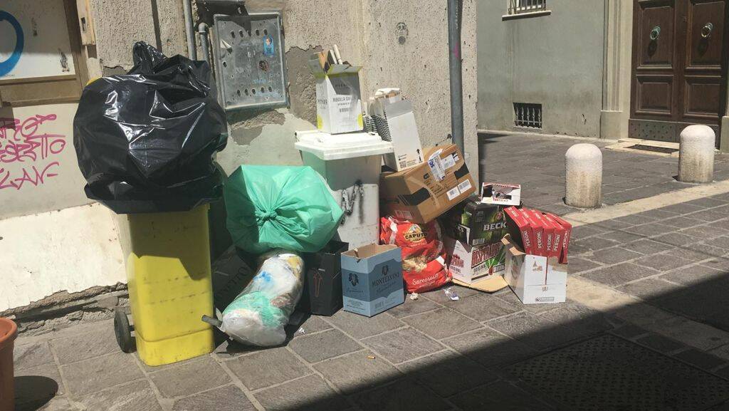 Centro denuncia cittadini sporcizia 