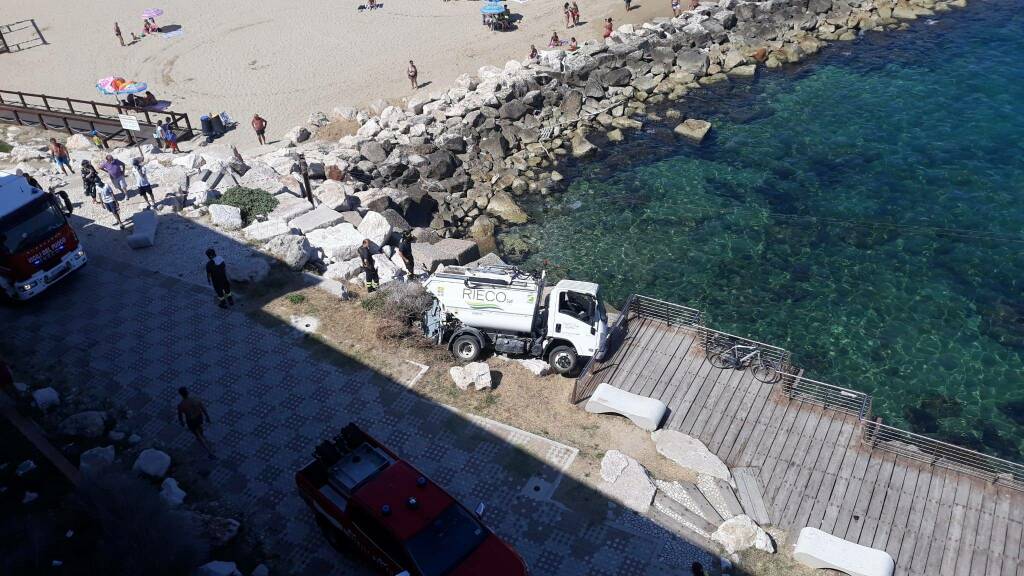 camion rieco scogli incidente vigili