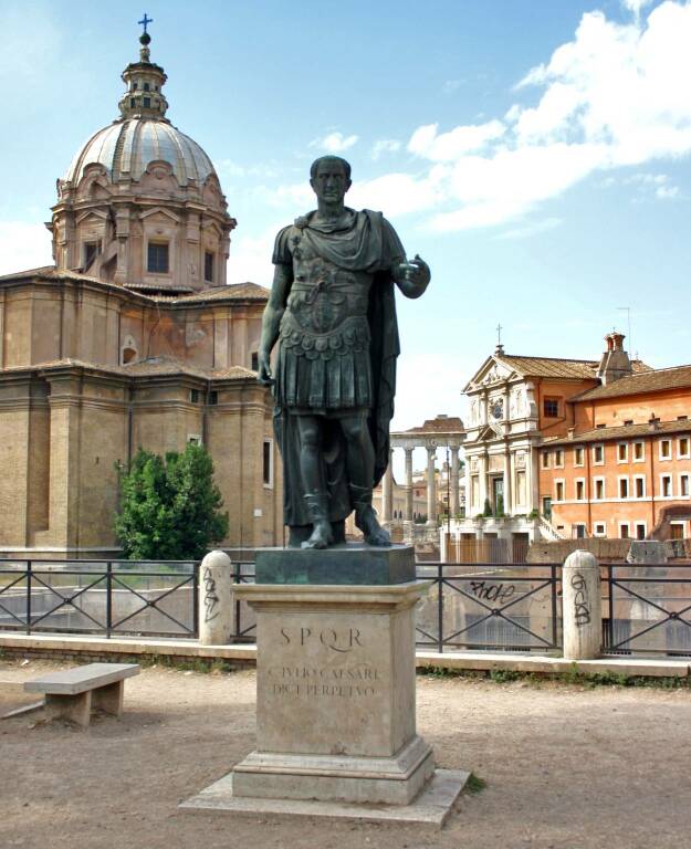 statua giulio cesare roma