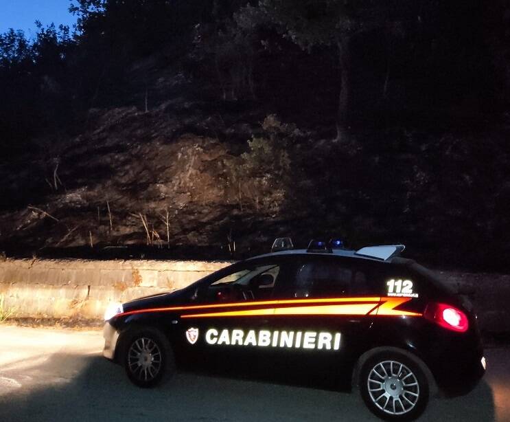 carabinieri Agnone Isernia incendio piromane notte