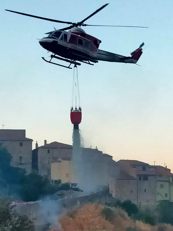 Incendio tufara elicottero vigili del fuoco