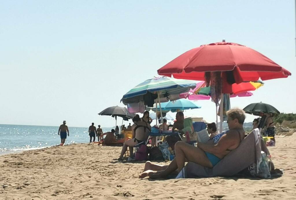 Ombrelloni spiaggia libera