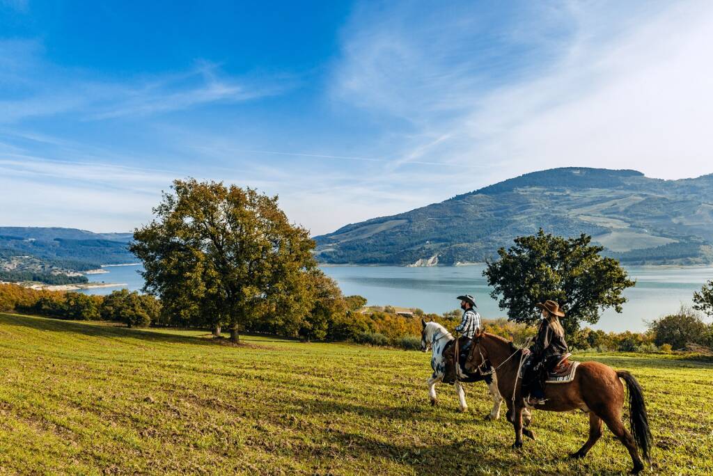 Trekking a cavallo sul lago di Occhito