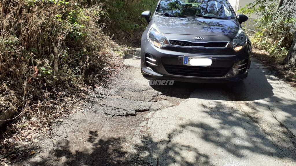 Campobasso, strada disastrata in contrada Cese