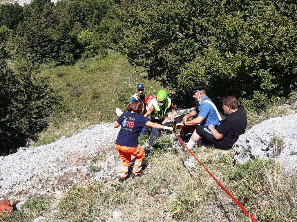 Don a ferita dirupo capracotta soccorso alpino barella