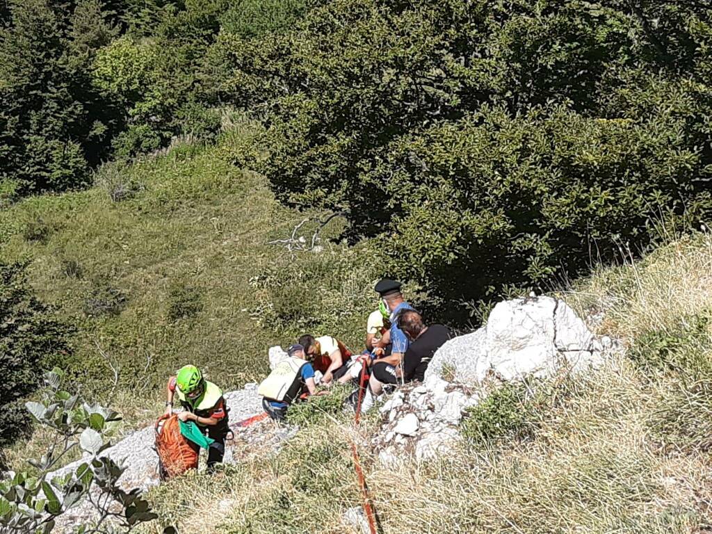 Don a ferita dirupo capracotta soccorso alpino barella