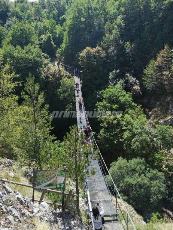ponte tibetano roccamandolfi turismo molise natura
