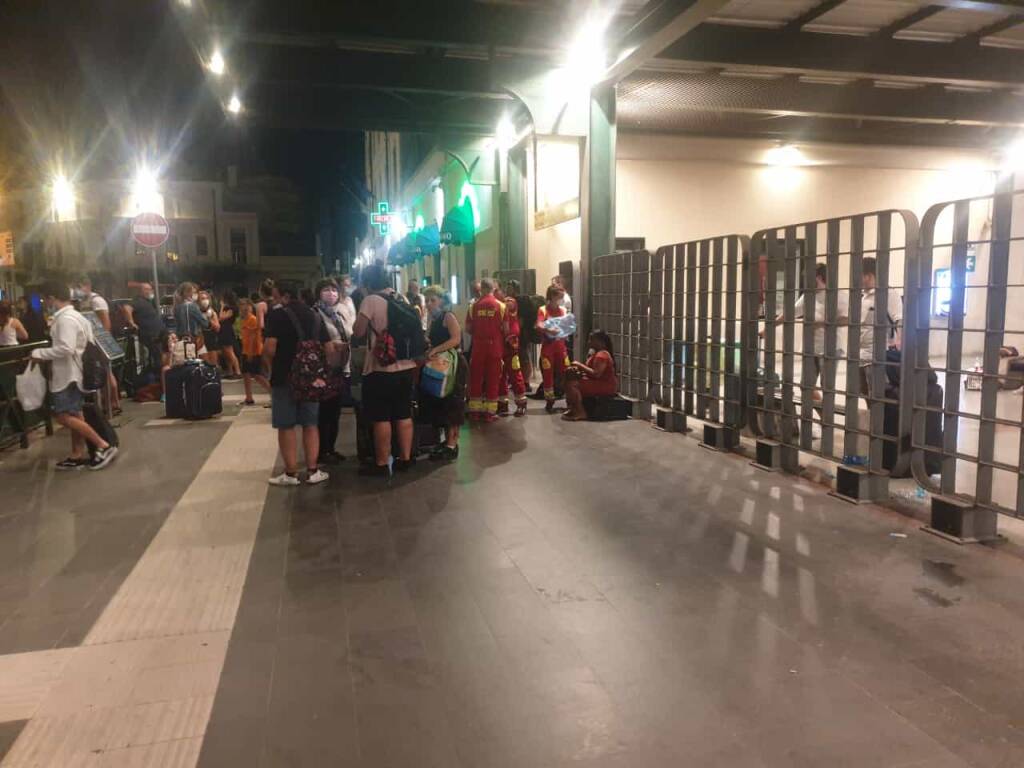 La macchina dei soccorsi dopo l'incendio di Campomarino passeggeri treno bloccato stazione di Termoli 