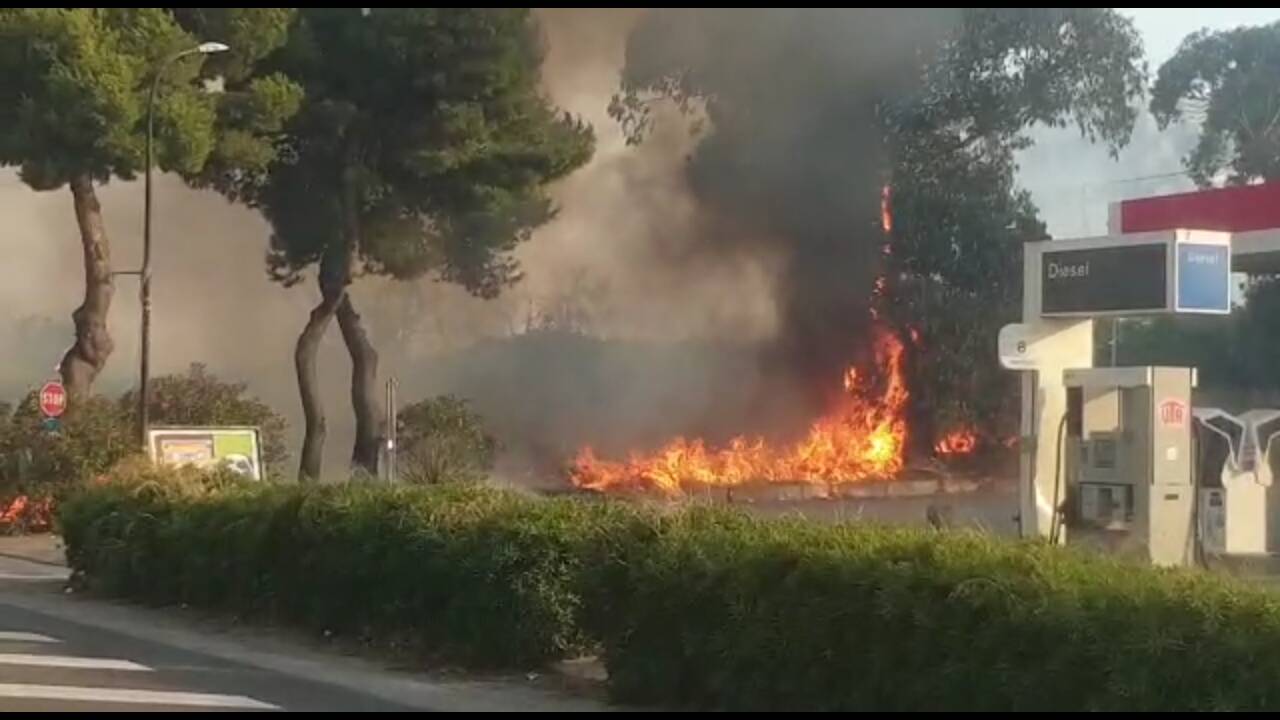 Fiamme al distributore Esso La macchina dei soccorsi dopo l'incendio di Campomarino 