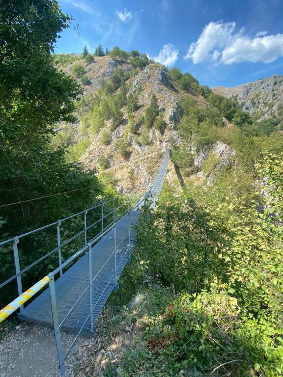 ponte tibetano Turismo montano escursionisti passeggiate 