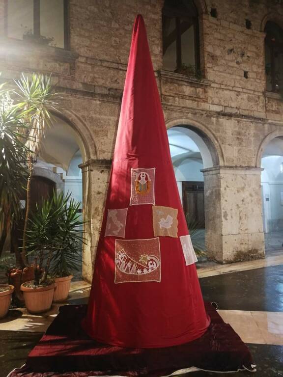 Isernia, l'Albero fatto con il tombolo