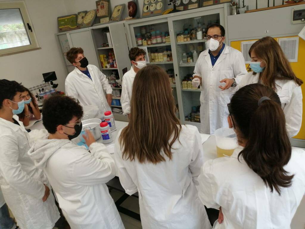 studenti liceo ovidio laboratorio scienze