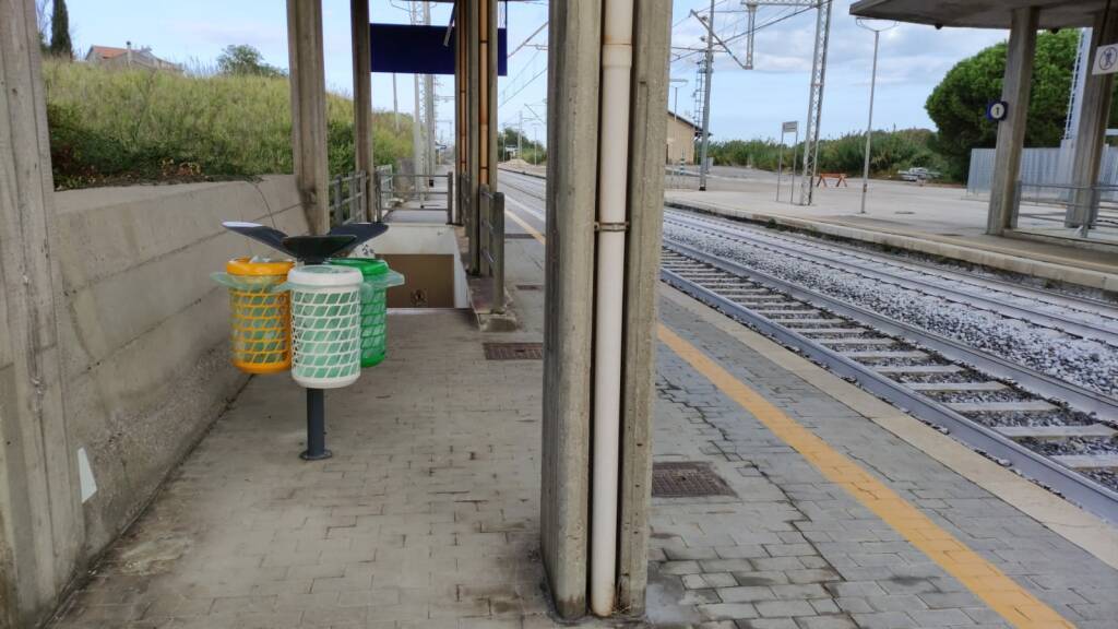 Stazione Petacciato sottopasso cestini potatura