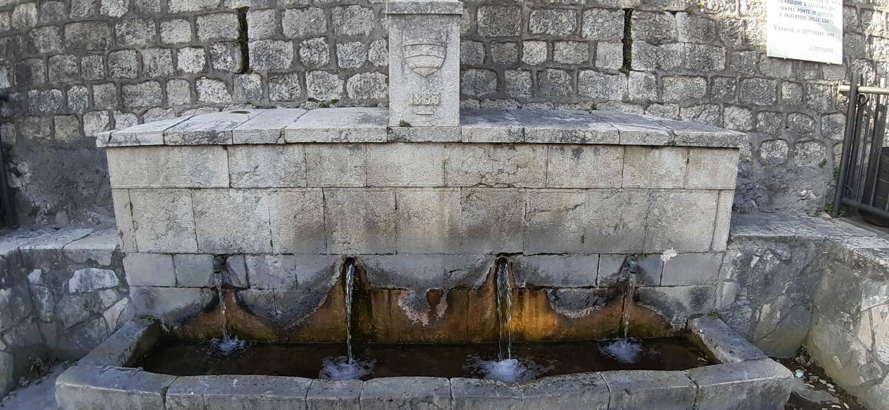 Fontana Venafro Quattro Cannelle-Fonte Grotta