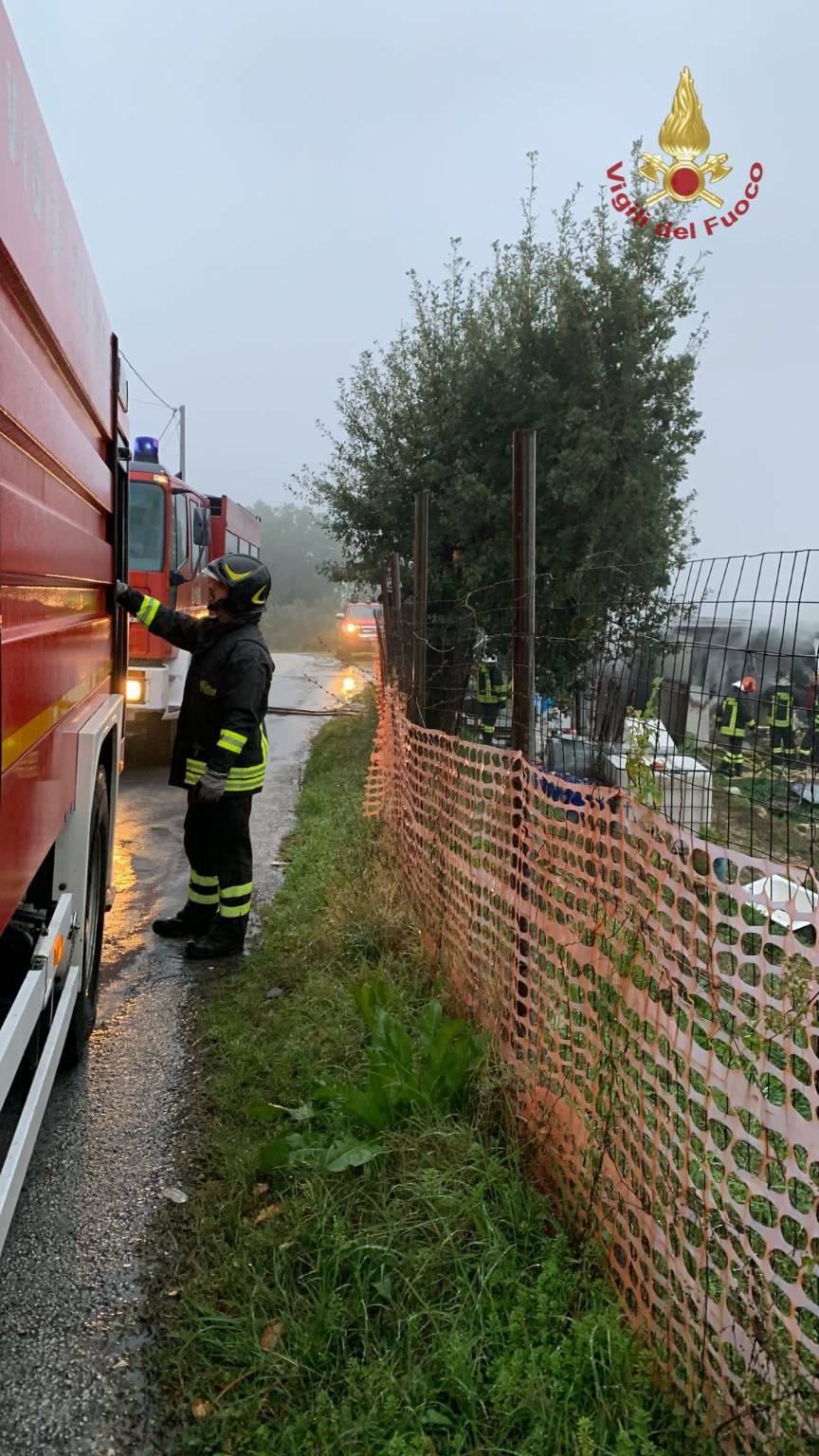 fornelli incendio deposito agricolo vigili fuoco