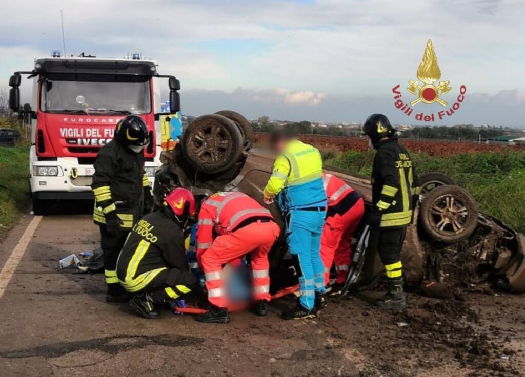 vigili incidente auto ribaltata sp161